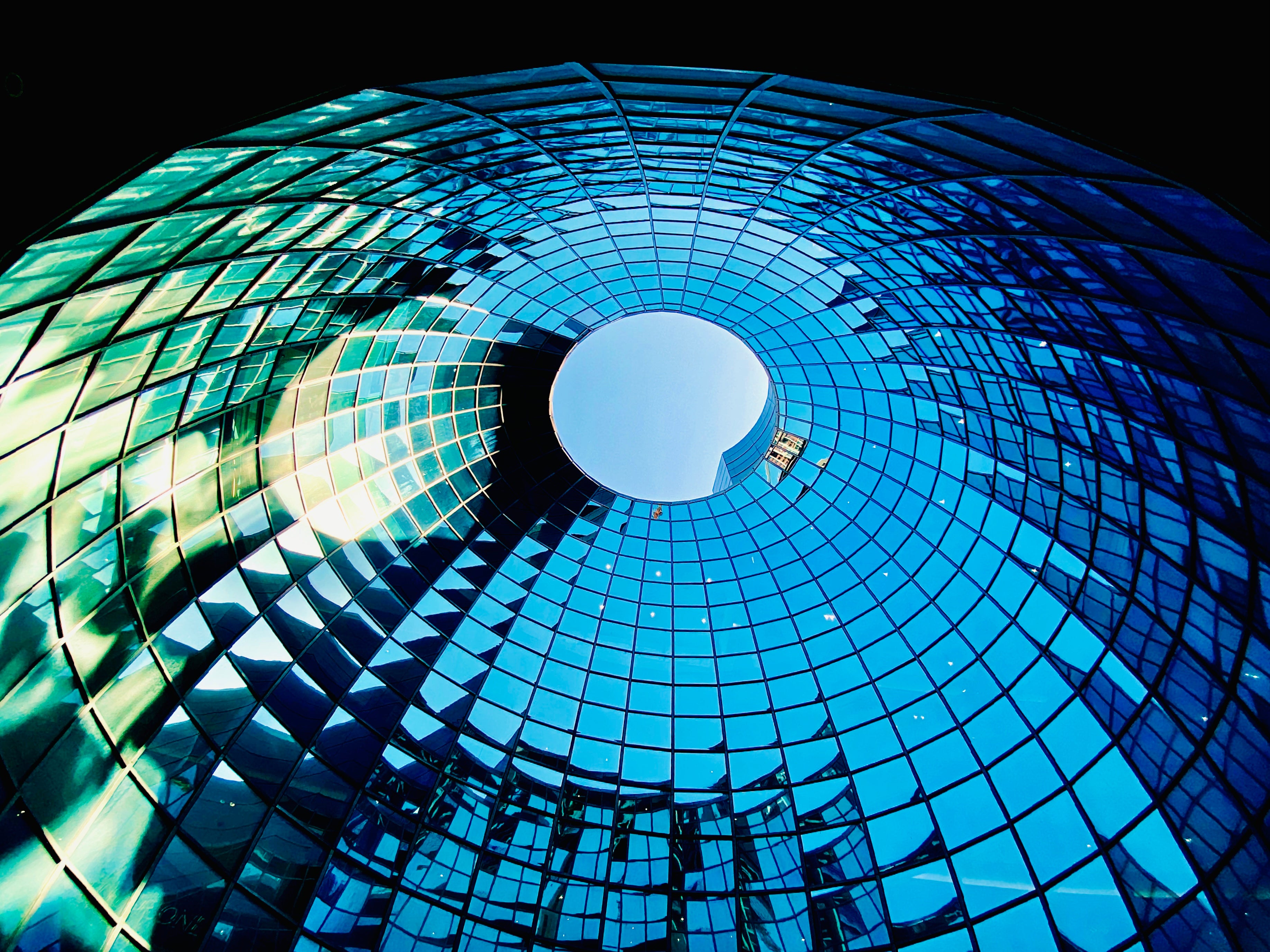 Glass dome with reflective surface and geometric pattern 